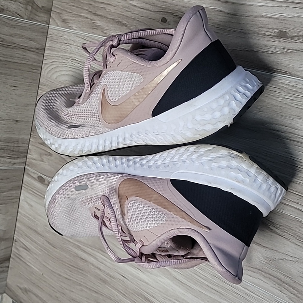 Nike Women's Barely Rose Metallic Bronze Revolution 5 Running Shoes Size US 8 - Picture 6 of 11